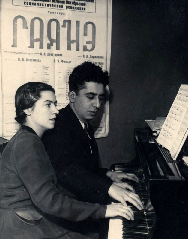 Լուսանկար .Ա.Խաչատրյանը կնոջ՝ Նինա Մակարովայի հետ ռոյալի  մոտ,  նվագելիս