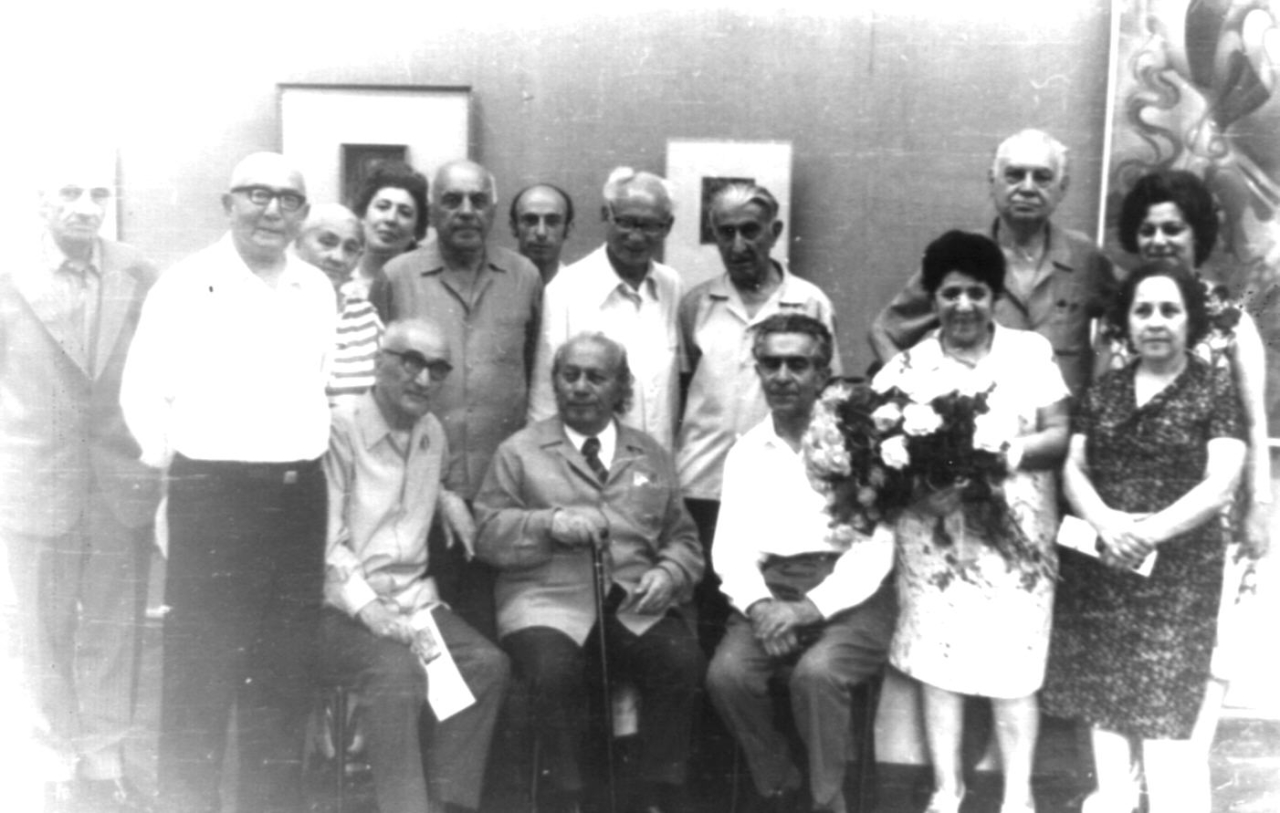 Երվանդ Քոչարը, կինը՝ Մանիկ Մկրտչյանը և մի խումբ Ներսիսյանցիներ, Թբիլիսի, 1974