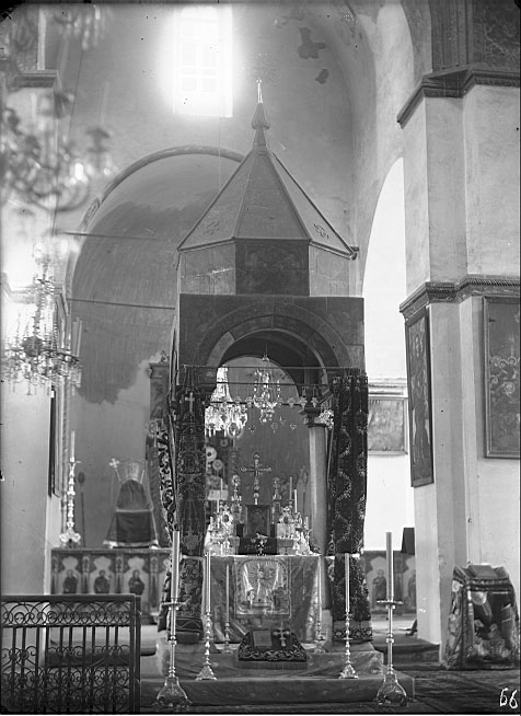 Իջման Սուրբ Սեղանը Էջմիածնի Մայր տաճարի ներսում