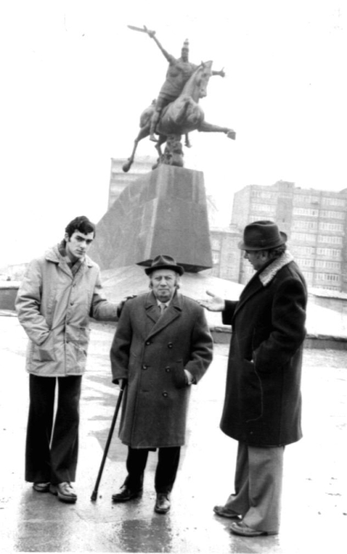 Ե. Քոչարը /կենտրոնում/, Երջանիկ Կարախանյանը /աջից/ և  վերջինիս որդին  «Վարդան Մամիկոնյան» արձանի ֆոնին, Երևան, [1970–ականներ]