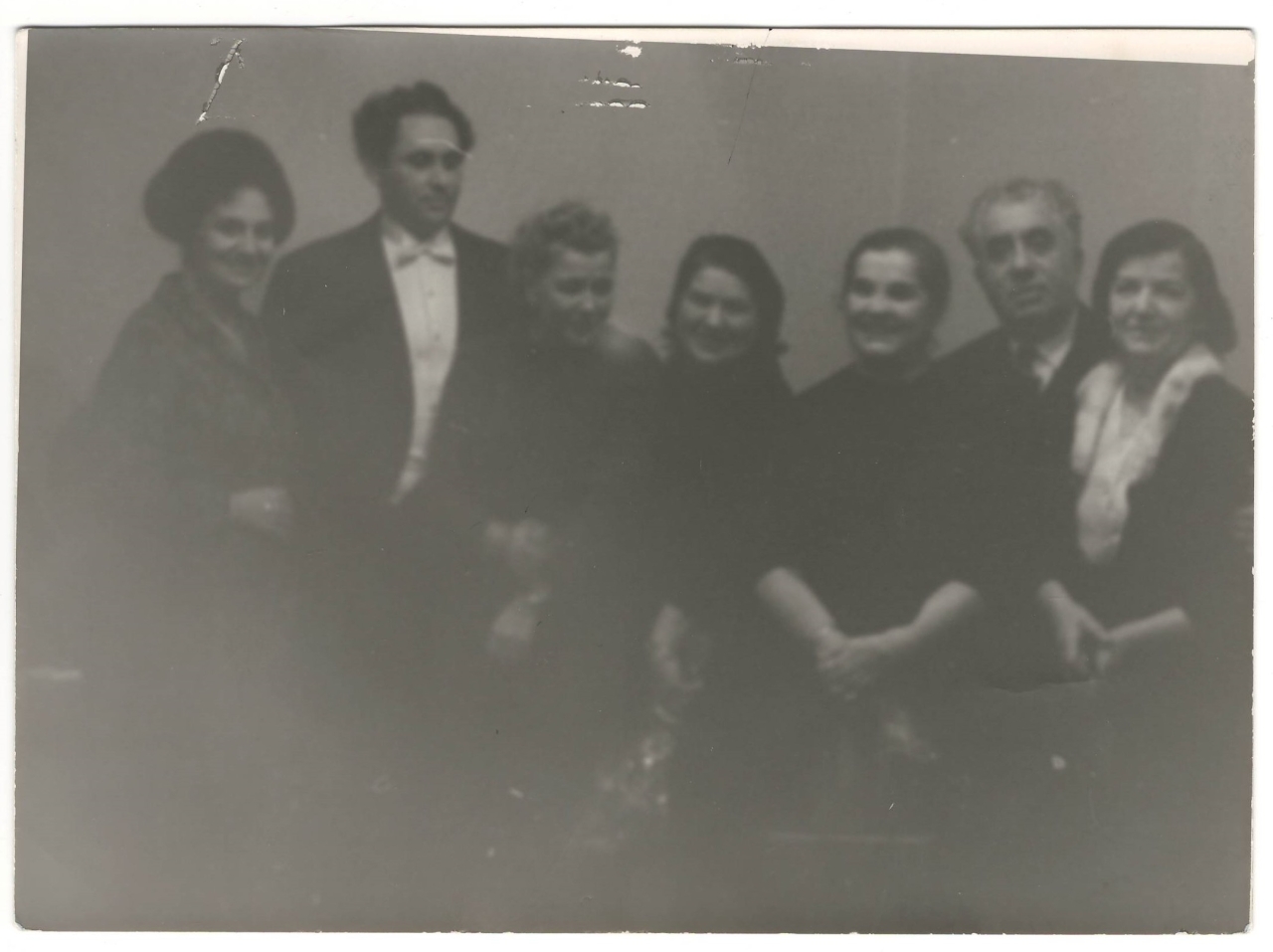 Լուսանկար . Ա.Խաչատրյանը կնոջ՝ Ն.Մակարովայի , երգչուհի ,ԽՍՀՄ ժողովրդական արտիստուհի Զառա Դոլուխանովայի  և ուրիշների հետ: