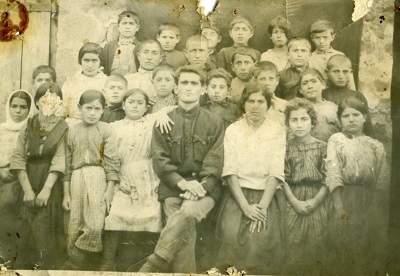  Աղամիր Աղամիրյանը Ղափանի Նորաշենիկի դպրոցում աշակերտների հետ,1924 թ.