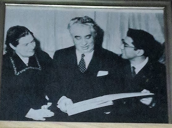 Լուսանկար   .Ա.Խաչատրյանը կնոջ ՝ Նինա Մակարովայի և իրենց որդու՝ Կարեն Խաչատրյանի  հետ ՝ Նյու- Յորքի հյուրանցի համարում 
