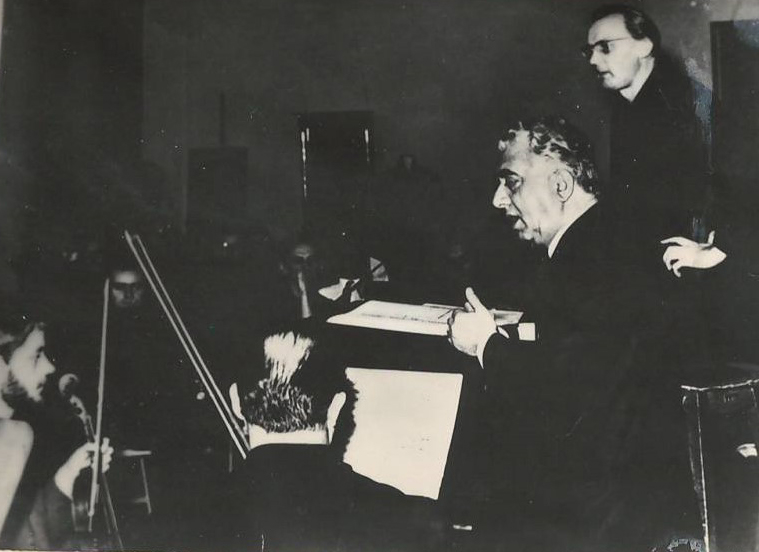 Նեգատիվ՝ լուսանկարի. Ա. Խաչատրյանը Վաշինգտոնի սիմֆոնիկ նվագախմբի հետ՝ փորձի ժամանակ