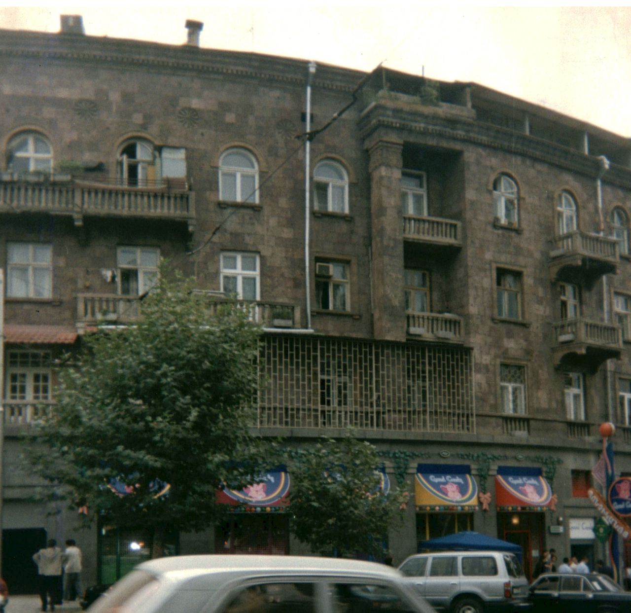 Բնակելի շենք Մաշտոցի և Կորյունի փողոցների անկյունում 