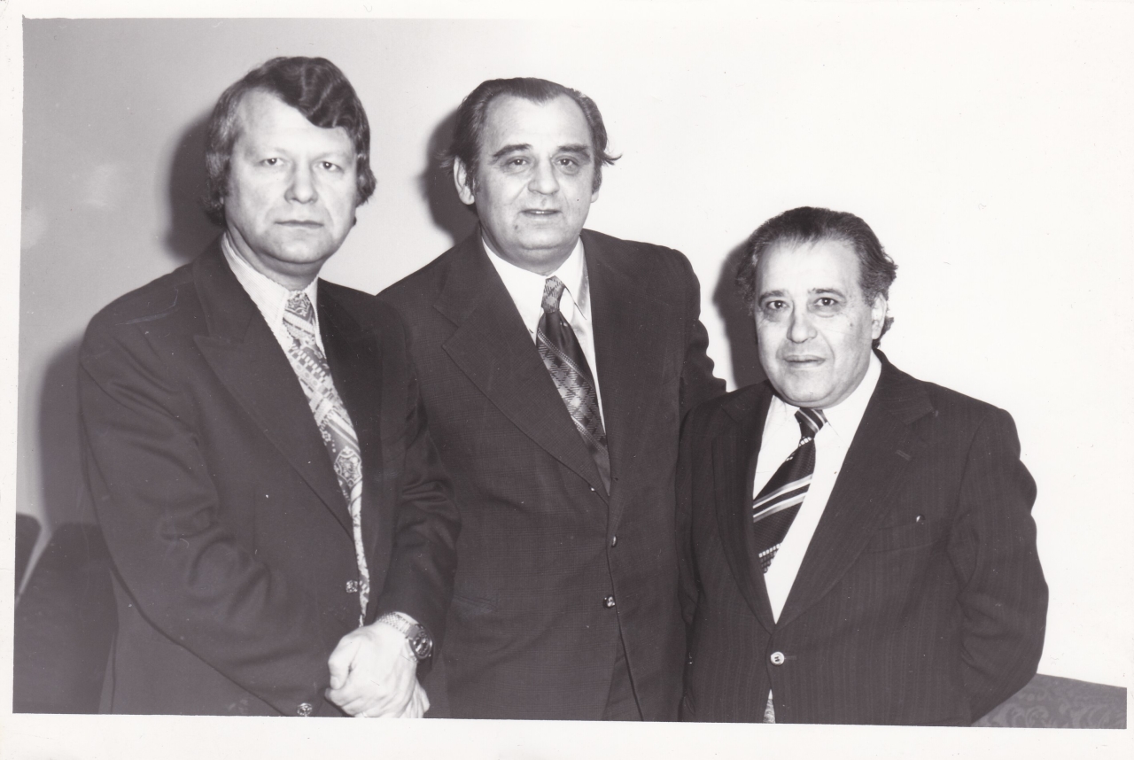Ռ.Մադոյանը  (աջից՝  առաջինը)՝ օտարերկրացիների  հետ
