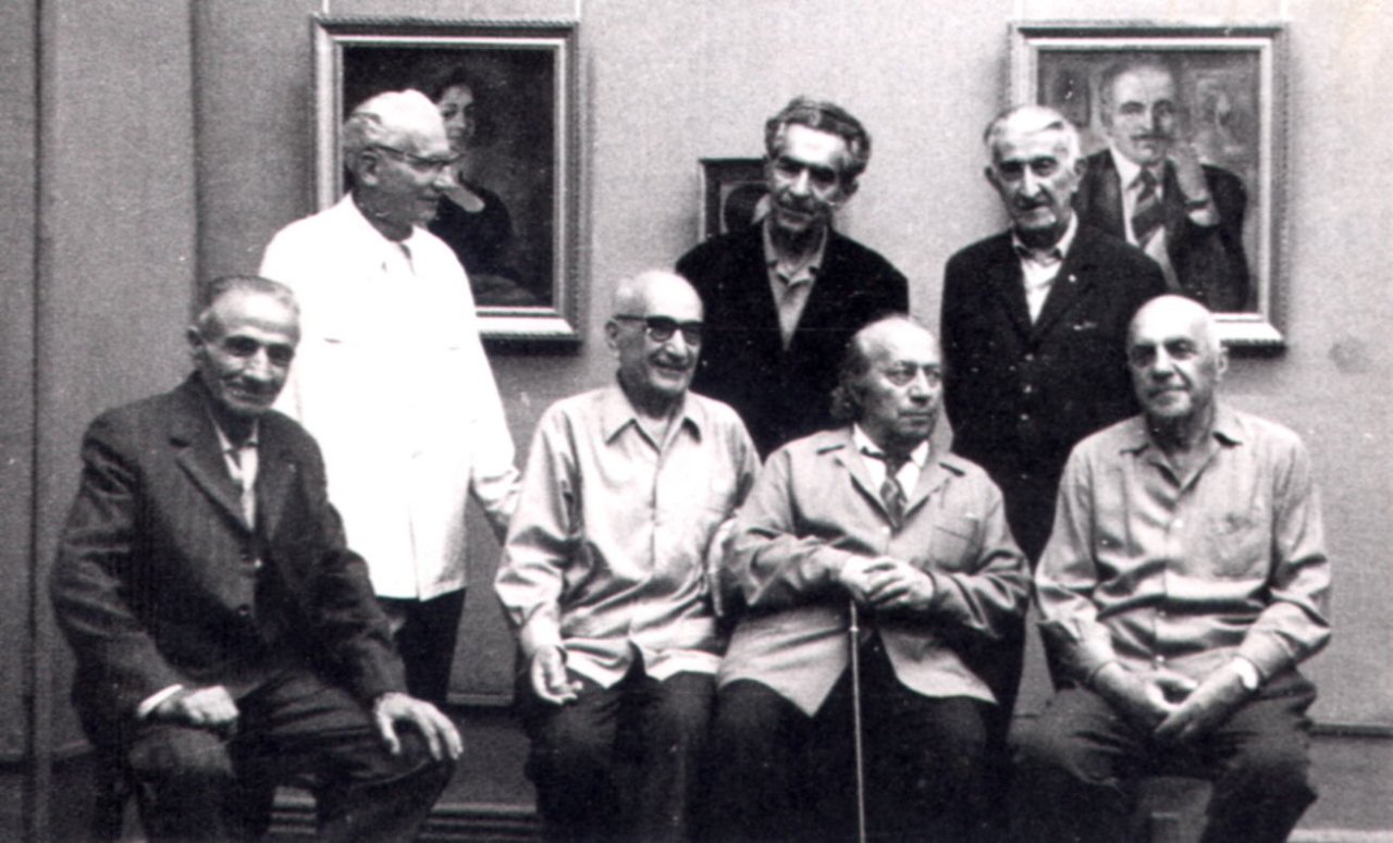 Երվանդ Քոչարը  /ձախից երրորդը/ մի խումբ  Ներսիսյան դպրոցի նախկին  շրջանավարտների հետ՝ իր անհատական ցուցահանդեսում, Թբիլիսի,  10 հուլիս 1974 թ. 