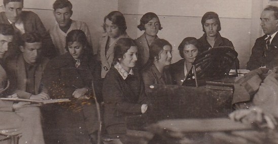Գևորգ Բուդաղյանը մի խումբ ուսանողների հետ