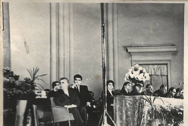 Նեգատիվ՝ լուսանկարի. Ա. Խաչատրյանը կոմպոզիտոր Է. Միրզոյանի և արվեստի այլ գործիչների հետ հայֆիլհարմոնիայի մեծ համերգասրահում