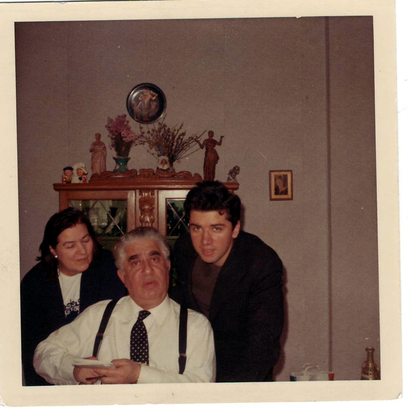Լուսանկար  (գունավոր). Ա. Խաչատրյանը կնոջ՝ Ն. Մակարովայի, որդու՝ Կարենի հետ իր մոսկովյան բնակարանում