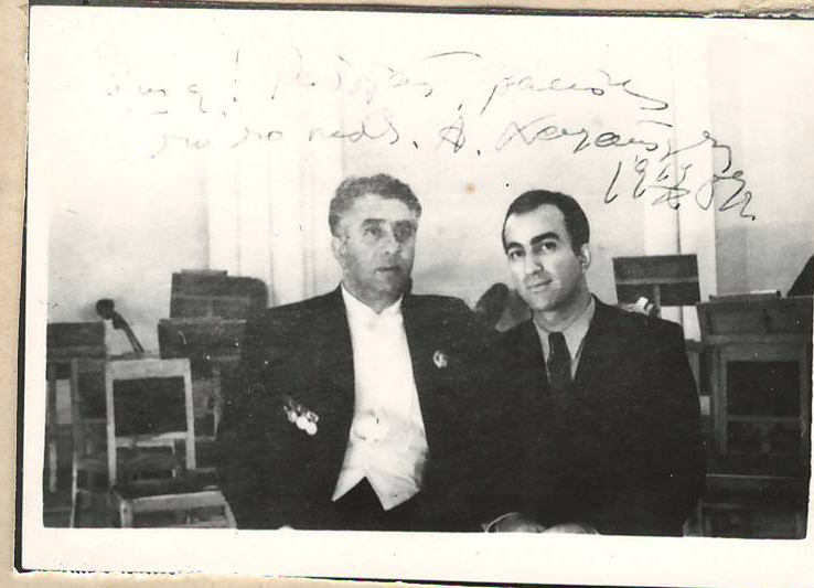 Նեգատիվ՝ լուսանկարի. Ա. Խաչատրյանը  ջութակահար Հ. Վարդանյանի հետ Հայֆիլհարմոնիայի դահլիճում իր  համերգից հետո
