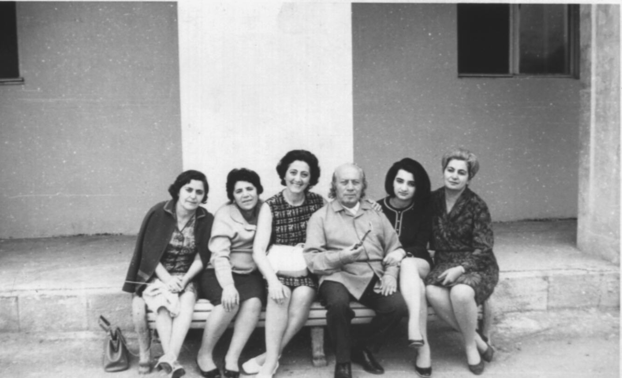 Ե. Քոչարը մի խումբ կանանց հետ. ձախից երկրորդը՝ Մանիկ Մկրտչյանը, կողքինը՝ Գավուկի կինը,   [1970–ականներ]