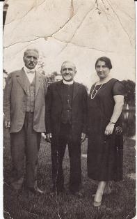 Զորավար Անդրանիկը կնոջ՝ Նվարդ Քյուրքչյանի և քահանա Դովլաթյանի հետ