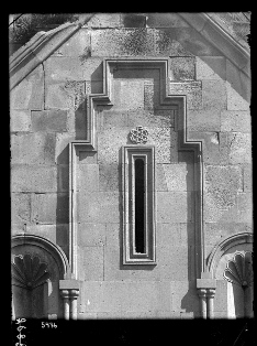 Կեչառիսի վանքային համալիր. Կաթողիկե եկեղեցու հարավային պատի լուսամուտը  