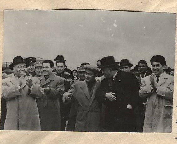 Նեգատիվ ՝ լուսանկարի . Ա.Խաչատրյանը  հայ երաժշիտների հետ   օդանավակայանում 