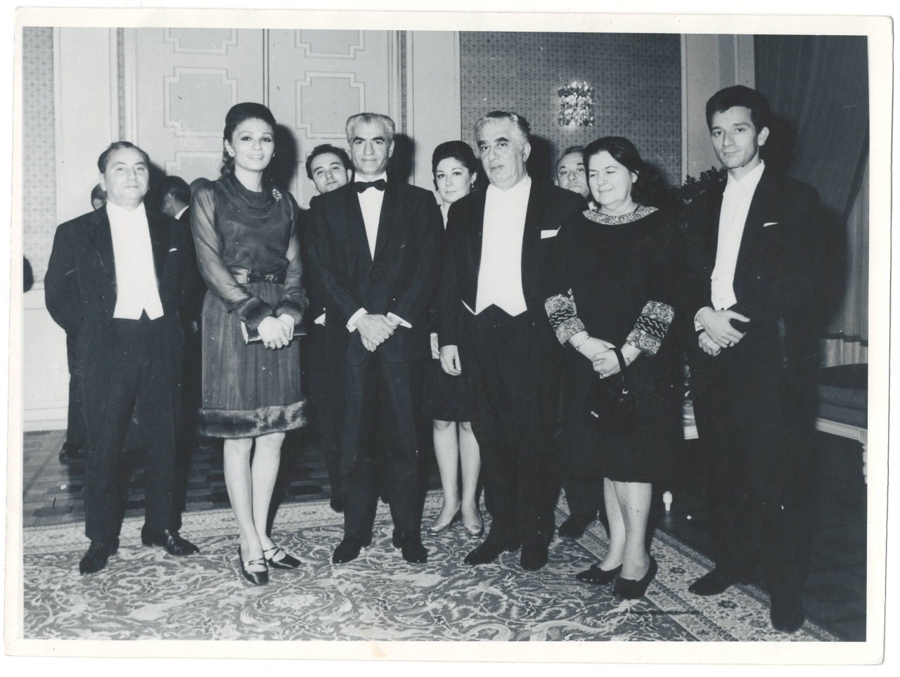 Լուսանկար. Ա.Խաչատրյանը կնոջ՝ Ն.Մակարովայի, Իրանի Շահինշահ Ռեզա Փեհլեվիի, նրա կնոջ ՝ Սորենի և համերգին մասնակից երաժիշտների հետ: