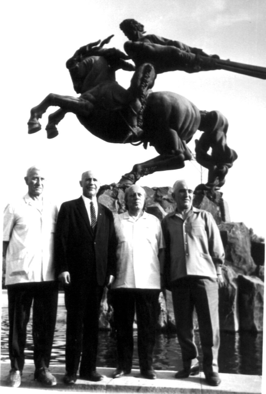  Ե. Քոչարը, Ռուբովայի եղբայրը /ձախից առաջինը/, Ռուբովա Փաշիկյանը  և Արտաշես Նազինյանը «Սասունցի Դավիթ» արձանի մոտ, Երևան, [1960-ականներ]