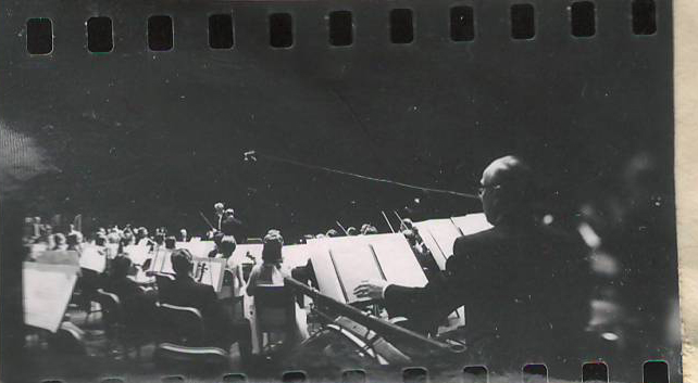 Նեգատիվ՝ լուսանկարի. Ա. Խաչատրյանը թավջութակահար Մ. Ռոստրոպովիչի և Նյու Յորքի սիմֆոնիկ նվագախամբի հետ Քարնեգի Հոլ համերգասրահում՝ իր հեղինակային համերգի ժամանակ 
