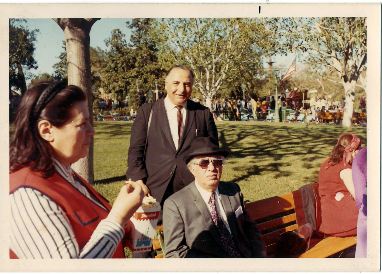 Լուսանկար (գունավոր). Ա. Խաչատրյանը կնոջ՝ Ն. Մակարովայի և ամերիկահայ լրագրող Լ. Երկաթի հետ Դիսնեյ Լենդում