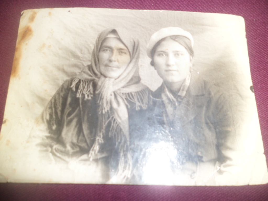 Լևոն Խաչատուրի Մանուկյանի (Հայրենական պատերազմի մասնակից) մայրն ու կինը