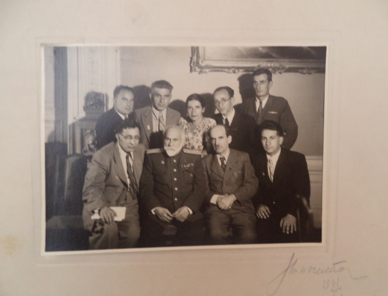 Լևոն  Օրբելին  մի  խումբ  հայ ֆիզիոլոգների հետ