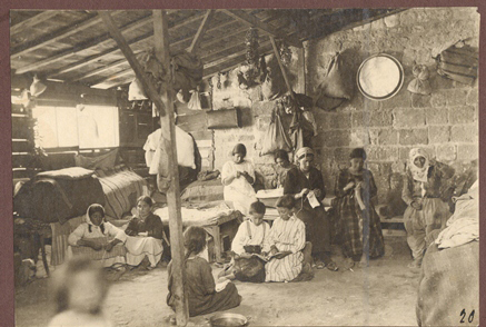 Ձեռագործով զբաղվող կանայք և աղջիկներ Հալեպի Սուլեյմանիե թաղամասից