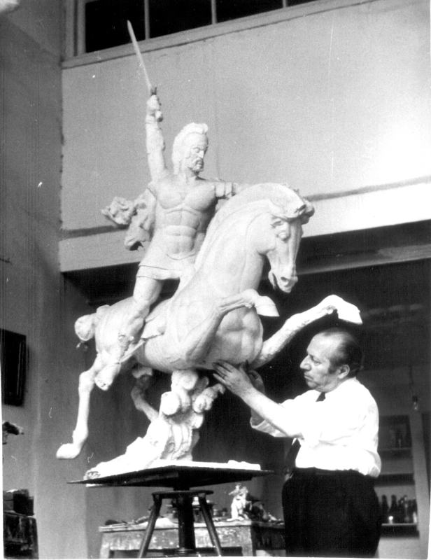 Ե. Քոչարը արվեստանոցում «Վ. Մամիկոնյան» արձանի վրա աշխատելիս, Երևան, 1960-ականներ