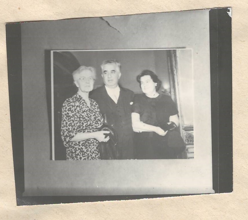 Նեգատիվ ՝ լուսանկարի .Ա.Խաչատրյանը կնոջ՝ Նինա Մակարովայի և ֆրանսիացի կոմպոզիտոր  Նադյա Բուլանժեի հետ