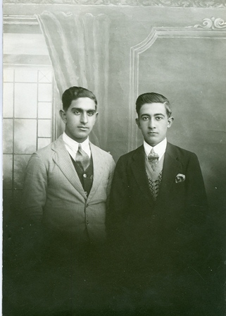 Հովսեփ Մարտիրոսյանը (ձախ կողմում) ընկերոջ հետ