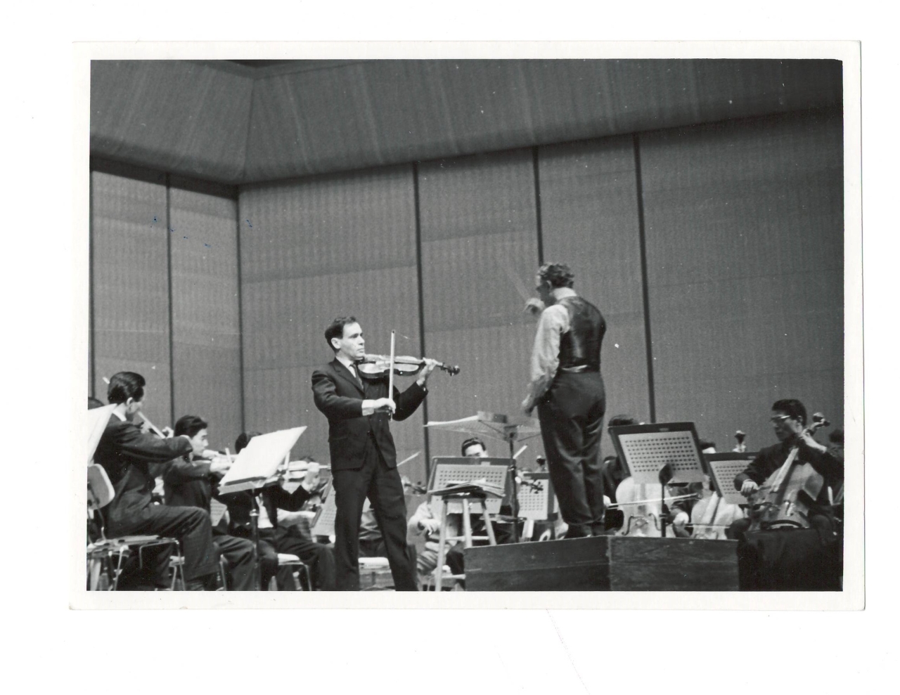 Լուսանկար .Ա.Խաչատրյանը ջութակահար Լեոնիդ Կոգանի և Ճապոնիայի սիմֆոնիկ նվագախմբի  հետ ՝ փորձի ժամանակ