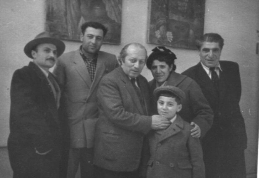  Երվանդ Քոչարը, Որդիք Չիլինգարյանը, Ե.Քոչարի կինը՝ Մանիկը, որդին՝ Ռուբիկը  և երկու տղամարդ,  Երևան, 21 մարտի, 1961