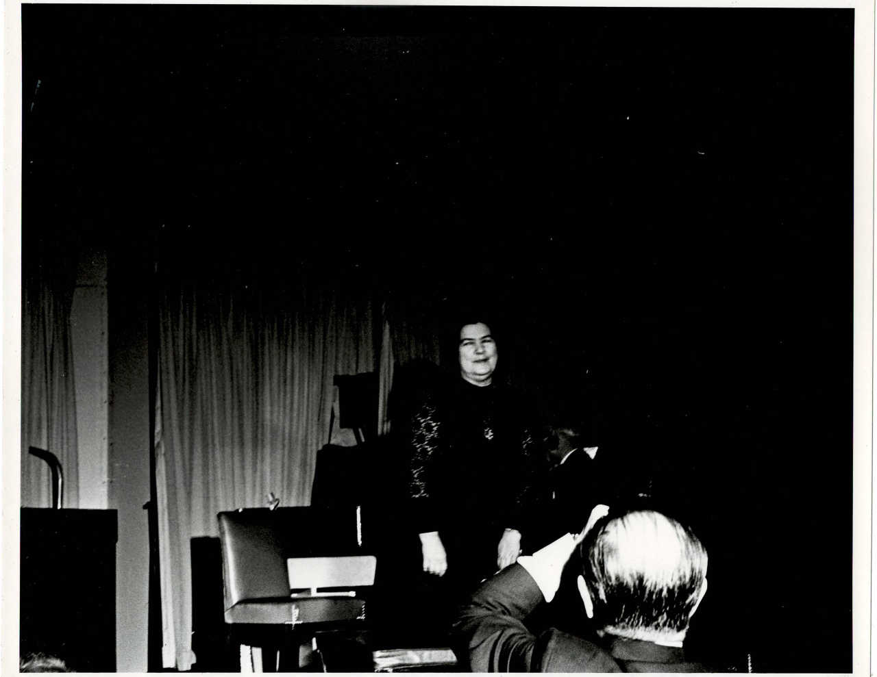 Լուսանկար. Նինա Մակարովայի (Ա. Խաչատրյանի կինը) ելույթը՝  Նյու Յորքում  Խաչատրյանի պատվին կազմակերպված ընդունելության ժամանակ 