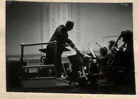 Նեգատիվ՝ լուսանկարի. Ա. Խաչատրյանը  Նյու Յորքի Քարնեգի Հոլ համերգասրահում տեղի սիմֆոնիկ նվագախմբի հետ իր  հեղինակային համերգի ժամանակ
