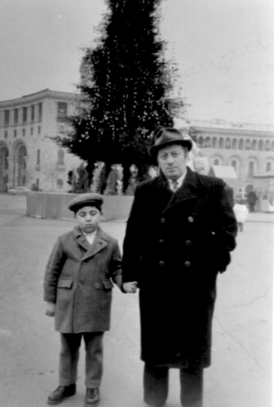Ե. Քոչարը որդու Ռուբիկի հետ , Հանրապետության հրապարակում, 1956 - 57 - ականներ