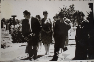 Հայրենական պատերազմի մասնակից Գ.Մնացականյանի հարազատները՝   Լիտվայի Կայշադորիս քաղաքի եղբայրական գերեզմանատանը