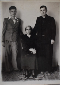 Աբգար Սարգսյանը կնոջ և որդու հետ