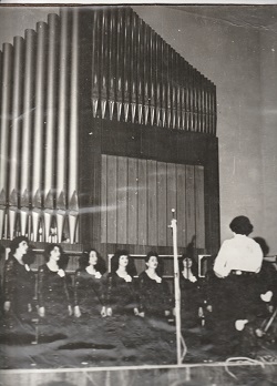 Կանանց երգչախումբը   Կապանի երաժշտական ուսումնարանի դահլիճում
