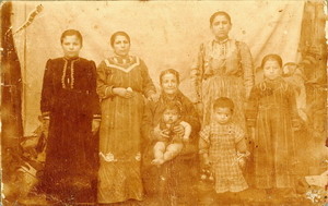 Սրբուհի Յսկիճյանը իր հարսների, աղջիների ու թոռների հետ