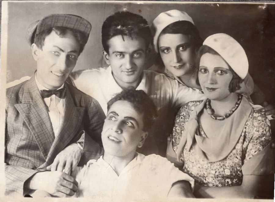 Ձախից՝ Վ.Մարգունի,Գ.Մուշեղյան, Ա.Արազյան,Մ.Պարոնիկյան, առջևում նստած՝ Ռաֆիկ Սարոյան