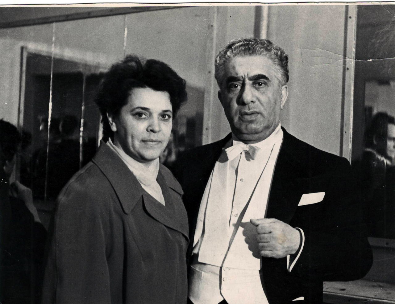 Լուսանկար. Ա. Խաչատրյանը երգչուհի Վ. Դրյախլովայի հետ Կրասոնյարսկի Երաժշտական կոմեդիայի թատրոնի ճեմասրահում
