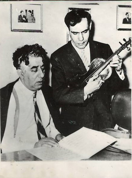 Նեգատիվ՝ լուսանկարի. Ա.Խաչատրյանը ջութակահար Լ.Կոգանի հետ