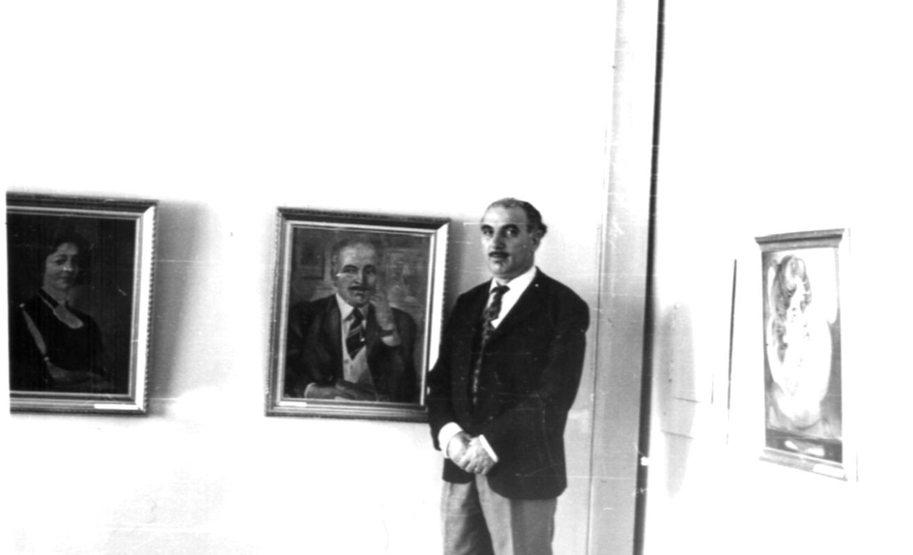 Ե.Կարախանյանը Ե. Քոչարի անհատական ցուցահանդեսում՝ իմ դիմանկարի մոտ, Բաքու, 1974