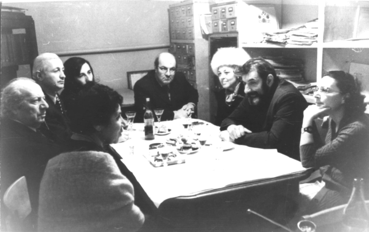 Մի խումբ մարդիկ «Արևելքի ժողովուրդների արվեստի  թանգարանում» Ե. Քոչարի անհատական ցուցահանդեսի փակման ժամանակ. ձախից աջ՝ Մ. Մկրտչյանը,  Ե. Քոչարը, Վ. Խաչիկյանը, Ռ. Խաչատրյանը, Ալ. Գասպարյանը, երկու արվեստաբան և Ս. Երլաշովան, Մոսկվա, 19 փետրվարի, 1974