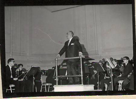 Նեգատիվ՝ լուսանկարի. Ա. Խաչատրյանը  Նյու Յորքի Քարնեգի Հոլ համերգասրահում տեղի  սիմֆոնիկ նվագախմբի հետ իր հեղինակային ժամանակ