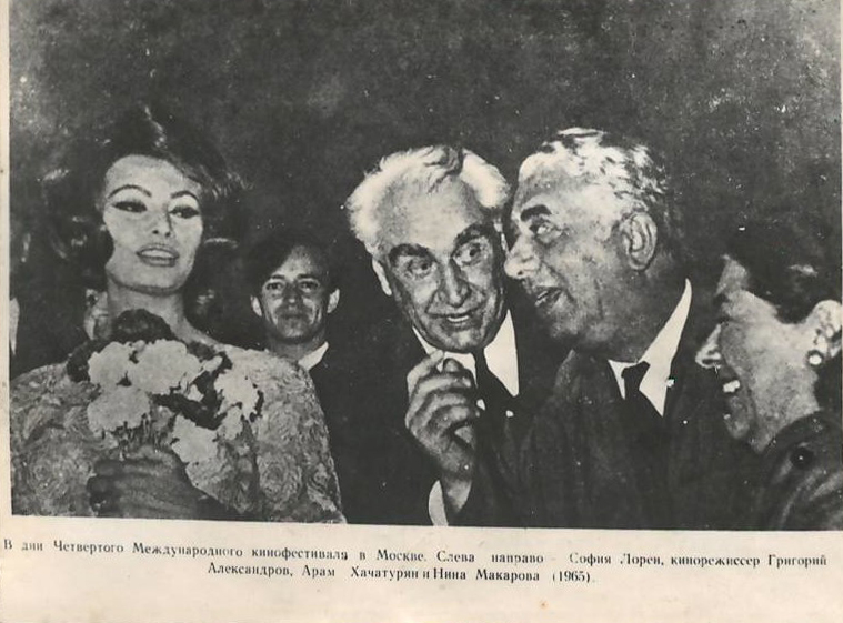Նեգատիվ՝ լուսանկարի. Ա. Խաչատրյանը կնոջ՝  Ն. Մակարովայի, կինոդերասանուհի Ս. Լորենի և կինոռեժիսոր Գ. Ալեկսանդրովի հետ 