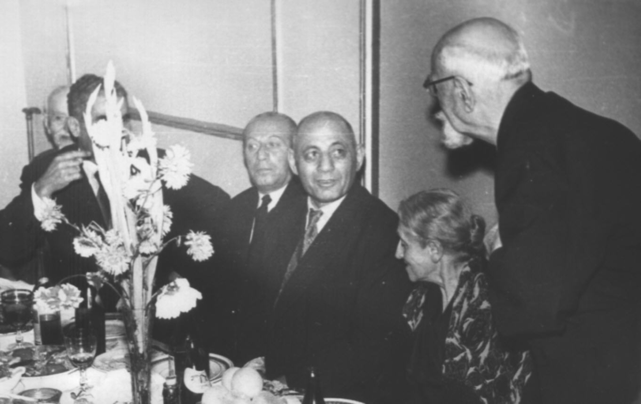 Ե. Քոչարը ներսիսյանցիների և այլ մարդկանց հետ. ձախից Չիլինգարյան, Արտո Եզիազարյան, Ե. Քոչար, Հրաչյա Խաչատրյան, Սիմակ, կողքինը՝ Սիմակի կինը [1950-1960–ականներ]