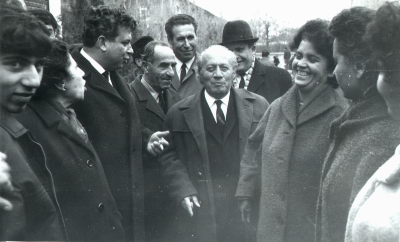 Երվանդ Քոչարը /կենտրոնում/,  ՀԿԿ Էջմիածնի շրջկոմի առաջին քարտուղար  Յուրի Զաքոյանը /ձախից առաջինը/, կինը՝  Մանիկը Էջմիածնի  մի խումբ  բնակիչների հետ, Էջմիածին. 1970
