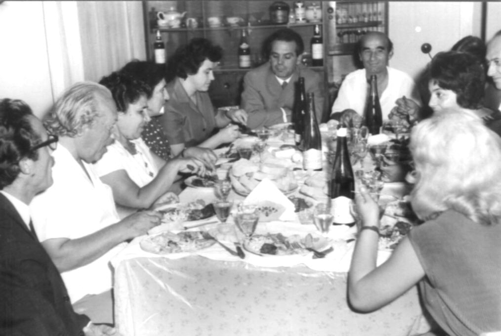  Ե. Քոչարը, կինը՝ Մանիկը և մի խումբ մարդիկ, Վառնա,  սեպտեմբեր, 1966