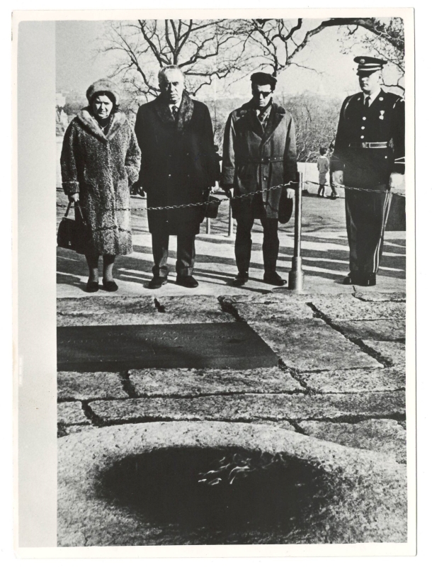 Լուսանկար. Ա.Խաչատրյանը  կնոջ՝ Ն.Մակարովայի  և իրենց որդի Կ.Խաչատրյանի հետ՝ Վաշինգտոնում  Առլինգտոնի գերեզմանատանը՝ նախագահ Ջորջ Քենեդիի շիրիմի մոտ:
