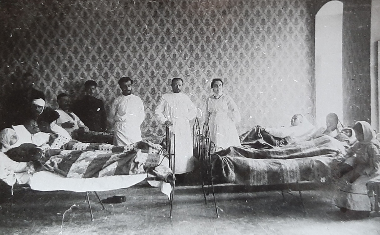 Հայ բժիշկները հայկանան կոտորածներից վիրավորներին բուժելիս, Բաքու, 1905 թ. 